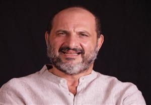 خالد الصاوي يتدرب على العزف على الجيتار.. ويعلق: بيدربني وأنا بهيس