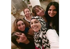 بالصور.. هنا الزاهد تحتفل بخروج والدتها من المستشفى