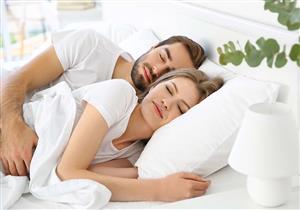 لماذا يجب على الأزواج النوم معا في نفس الوقت؟.. 5 أسباب تكشف