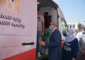 محافظ القليوبية يتفقد سيارات الخدمة التكنولوجية المتنقلة في شبرا الخيمة- صور