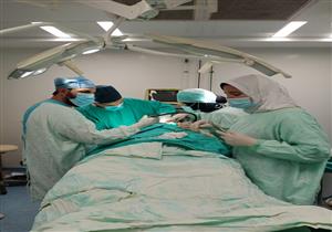  جراحة دقيقة لإعادة بناء عظام جمجمة مريض بمستشفى العامرية- صور