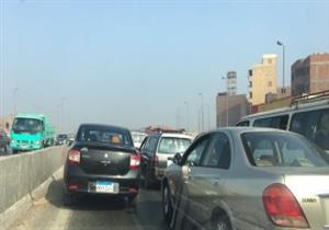 تكدس مروري أعلى دائري جامعة القاهرة بعد تصادم سيارتين