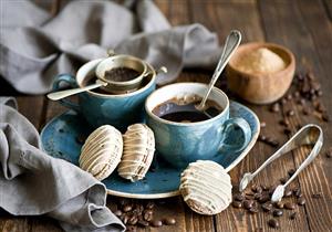 شرب القهوة مع الحلويات.. خبير تغذية يوضح مخاطر هذه العادة