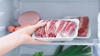 ما الفرق بين اللحوم الطازجة والمجمدة في الطعم والقيمة الغذائية؟