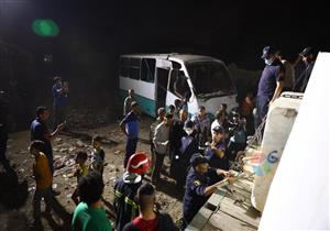 فريق من النيابة العامة ينتقل لموقع حادث اصطدام قطار حلوان بأتوبيس عمال