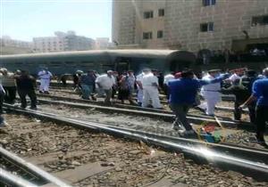 سقوط 8 مصابين.. تفاصيل تحطم عربتي قطار بمحطة مصر في الإسكندرية- صور