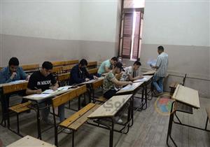 بالصور.. طلاب الثانوية يؤدون الامتحان التجريبي بمدرسة السعيدية