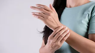 ألم وتنميل اليدين.. علامة قد تكشف الإصابة بمتلازمة النفق الرسغي