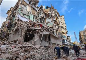 قطع المرافق واستمرار البحث.. تجهيز مدرسة لإيواء سكان العقار المنهار بالإسكندرية- صور