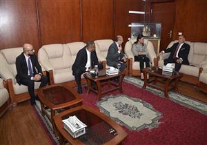 رئيس جامعة الأقصر يبحث سبل التعاون المشترك مع وفد بنك الإمارات دبي الوطني