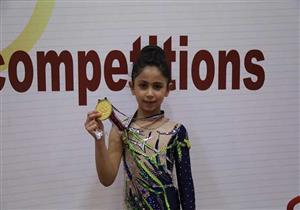 صور.. طفلة بالفيوم تحصل على 3 ذهبيات فى بطولة الجمهورية للجمباز