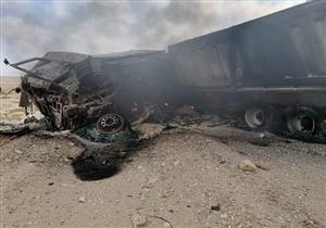 مصرع سائق وإصابة شخصين إثر تفحم سيارتين على طريق السويس