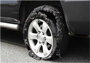 للمبتدئين.. 7 خطوات تنقذ حياتك إذا انفجر إطار السيارة أثناء القيادة