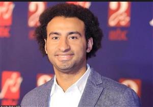 "أتحدى حد يعرف يعملها".. علي ربيع يستعرض مهاراته بـ"كرة تنس" (فيديو)