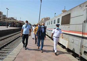 بعد خروج قطار عن القضبان.. محافظ القليوبية يتفقد محطة السكة الحديد ببنها