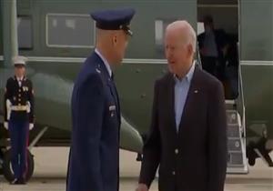 أول رحلة خارجية للرئيس الأمريكي.. حشرات "الزيز" تؤخر إقلاع طائرة صحفيين مرافقة لبايدن (فيديو)