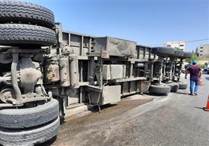 بالصور.. انقلاب سيارة محملة بالمازوت في جنوب سيناء