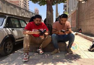 على باب المدرسة.. صديقان يدعمان شقيقيهما من طلاب الثانوية العامة بتلاوة القرآن 