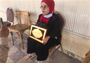  ميكانيكي جرارات.. محافظ كفر الشيخ يكرم "الأسطى أمل"