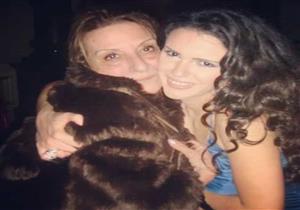 بكلمات مؤثرة.. دنيا عبدالعزيز تتذكر والدتها