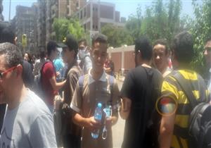 "الفرنساوي" يرسم البهجة على طلاب الثانوية في أسيوط.. وشكاوى من "الألماني" - صور