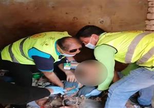 فقد ابنته وتكفل مجهول بإطعامه.. انتشال تسعيني سكن القمامة لسنوات في الشرقية (صور)