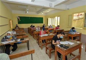 لأداء امتحان الكيمياء.. توافد طلاب الثانوية على اللجان في المحافظات