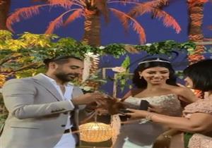 فيديو| لحظة "تلبيس الدبل" في حفل خطوبة كارولين عزمي 