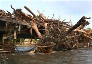 لحظات صعبة في "فيضانات ألمانيا".. هليكوبتر تنقذ سكانًا من أعلى سطح منزلهم