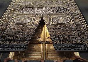 السعودية تبدأ مراسم استبدال كسوة الكعبة المشرفة (فيديو)