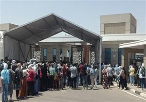 تكدس الجمهور على بوابات معرض الكتاب في ثالث أيامه - صور