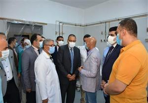 عقب صلاة العيد.. محافظ الشرقية يقدم الحلوى للمرضى والعاملين بمستشفى منيا القمح