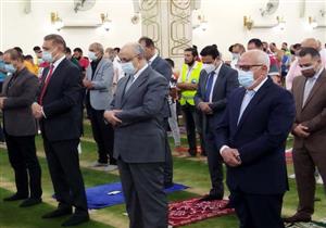 بالصور..محافظ بورسعيد يؤدي صلاة العيد بمسجد لهيطة بحي الضواحي