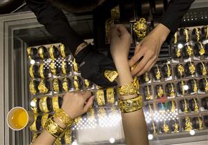 ما حكم الزكاة في الذهب الخاص بالمرأة؟.. 4 أحكام مهمة توضحها الإفتاء