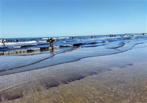 لون المياه تحول للأسود.. مدير شاطئ بورسعيد يكشف موعد انتهاء الأزمة 