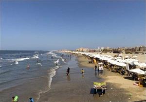 بالفيديو.. الانتهاء من إزالة البقعة السوداء على شاطئ بورسعيد