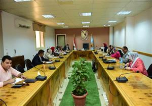 مناقشة جرائم العنف الإلكترونية ضد المرأة في اجتماع بجامعة سوهاج