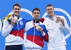 السباح الروسي ريلوف يتوج بذهبية سباق 100 متر ظهر في أولمبياد طوكيو