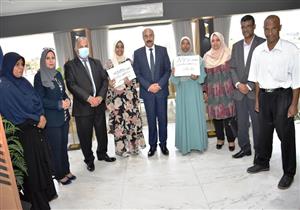 محافظ أسوان يُكرم الطالبتين الحاصلتين على المركز الأول لـ"التعليم المزدوج" (صور)