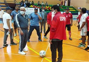  بالصور.. وزير الرياضة ينفذ ركلة بداية مباراة للرواد في بورسعيد