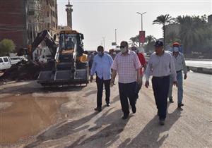 صور.. محافظ أسيوط يتفقد أعمال إصلاح كسر مفاجئ في خط مياه على الطريق الدائري
