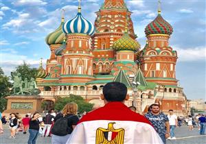 من أمام تمثال الحرية.. "شجيع" رحالة زار 58 دولة ويوزع عملات مصرية لدعم السياحة - فيديو