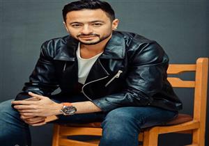 حمادة هلال يغني في فرح شعبي (صورة)