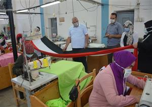 محافظ الوادي الجديد يوجه بتدريب سكان القرى على صناعة الملابس (صور)