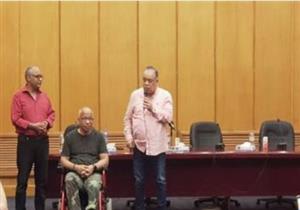 بعد بتر قدمه.. أول ظهور لشريف دسوقي مع طلبة أكاديمية الفنون 