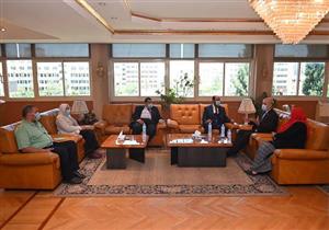 رئيس جامعة الفيوم يبحث الجدول الزمني لإنشاء مستشفى القلب والصدر الجديد - صور