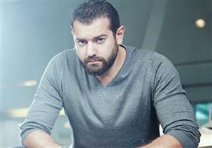 عمرو يوسف يُمارس لعبة التنس.. ويعلق: "إدماني الجديد"