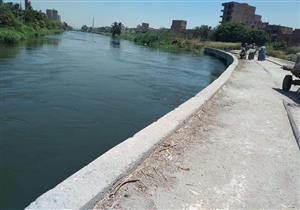  استجابة لشكاوى المواطنين.. رفع القمامة من ترعة الإبراهيمية بالمنيا