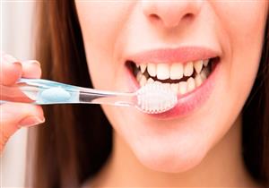 طبيب يكشف نصيحة غير متوقعة بعد غسل الأسنان 