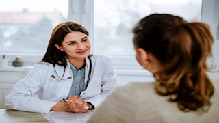 لماذا تكتشف النساء المرض أسرع؟ دراسة تجيب